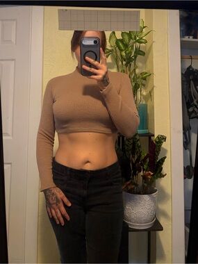 AKIRA Ribbed Cropped Long-Sleeve Top - Taupe